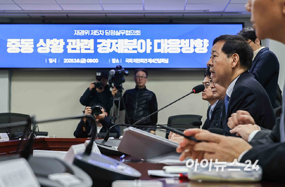 구윤철 부총리 겸 재정경제부 장관이 6일 오전 서울 여의도 국회 의원회관에서 중동 상황 관련 경제분야 대응방향을 주제로 열린 재정경제위원회 제5차 당정실무협의회에서 모두발언을 하고 있다. [사진=곽영래 기자]