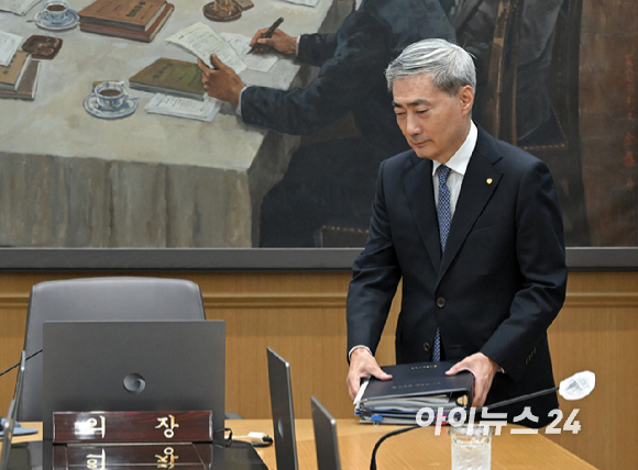 신현송 한국은행 총재가 27일 오전 서울 중구 한국은행에서 열린 금융통화위원회 회의에 참석하고 있다. [사진=사진공동취재단]
