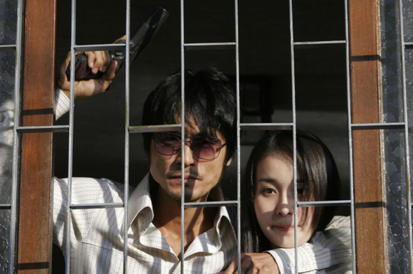 지난 1988년 10월 16일. 지강헌이 서울시 서대문구 북가좌동 고모 씨 집에서 인질극을 벌이고 있는 모습. [사진=유튜브 '엠빅뉴스' 캡처]