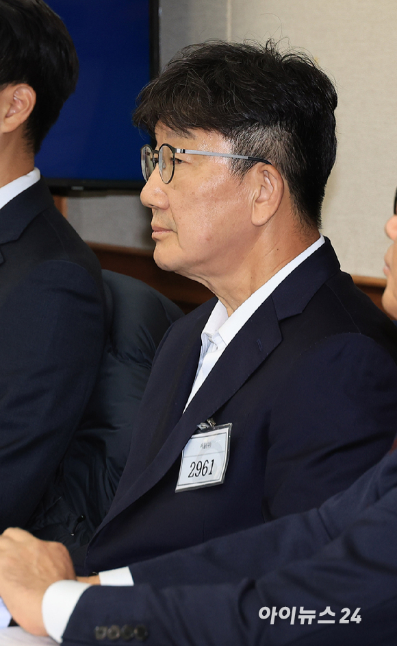 권성동 국민의힘 의원이 3일 서울 서초동 서울중앙지법에서 통일교로부터 불법 정치자금을 수수한 혐의 사건 1차 공판에 출석하고 있다. [사진=사진공동취재단]