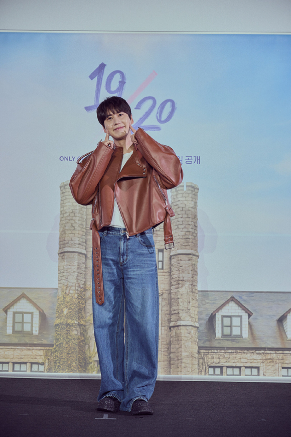 6일 CGV 용산 아이파크몰에서 넷플릭스 신작 예능 '19/20'(열아홉 스물)의 제작발표회가 열렸다. 이 자리에서 규현이 "연애 프로그램 MC로 '진정한 덕업일치'를 이뤘다"고 말했다. 규현이 카메라 앞에서 포즈를 취하고 있다.[사진=넷플릭스]