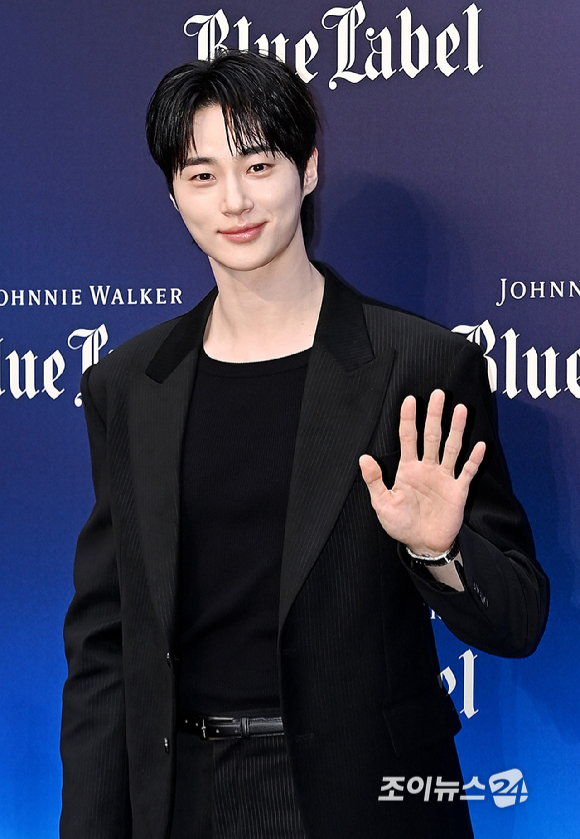 배우 변우석이 21일 서울 용산구 한남동 낫배드커피 한남에서 열린 조니워커 '더 블루로드:루트 투 석세스' 팝업 오프닝 행사에 참석해 포즈를 취하고 있다. [사진=곽영래 기자]