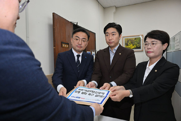 신장식(왼쪽부터) 조국혁신당 의원, 김용만 더불어민주당 의원, 전종덕 진보당 의원이 12일 오후 서울 여의도 국회 의안과에 ‘야6당 독립기념관장 김형석 임명철회 촉구결의안’을 제출하고 있다. (공동취재) 2024.08.12. [사진=뉴시스]