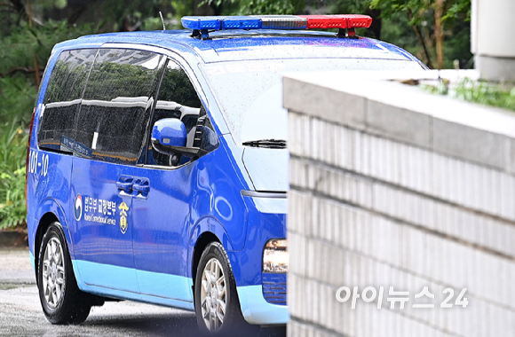 구속 수감된 윤석열 전 대통령이 탑승한 호송차가 18일 오전 서울 서초구 서울중앙지방법원으로 들어서고 있다.윤 전 대통령은 서울중앙지법에서 열리는 구속적부심사에 직접 출석한다. [사진=곽영래 기자]