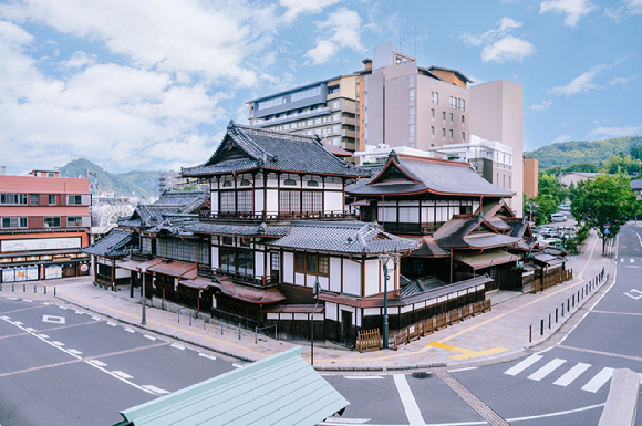 일본 시코쿠 지역 대표 도시 '마츠야마'의 핵심 관광지인 '도고온천본관' 외관. [사진=하나투어]
