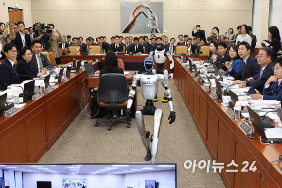 6일 서울 여의도 국회에서 열린 과학기술정보통신부 등에 대한 국정감사에서 중국산 휴머노이드 로봇 시연을 하고 있다. [사진=곽영래 기자]
