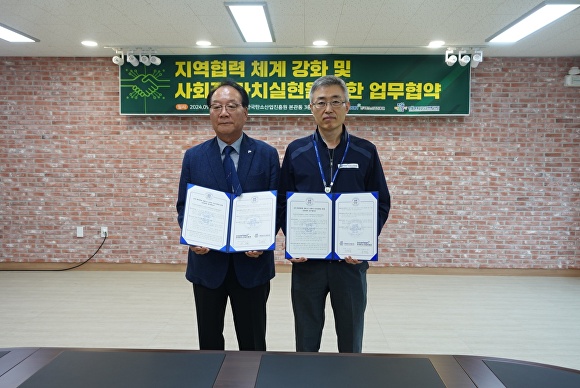 한국탄소산업진흥원과 전북자치도자원봉사센터가 자원봉사 활성화를 위한 업무협약을 맺었다. [사진=한국탄소산업진흥원]