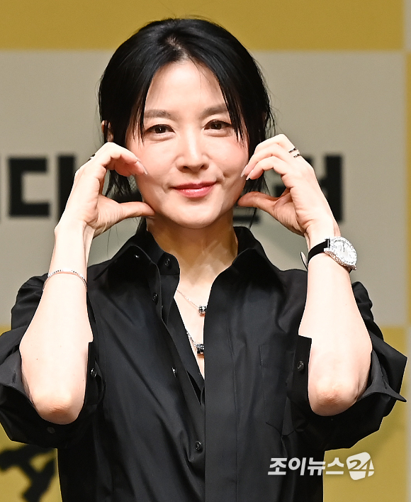 배우 이영애가 8일 오후 서울 강서구 LG아트센터에서 열린 연극 '헤다 가블러' 제작발표회에서 포토타임을 갖고 있다. [사진=곽영래 기자]