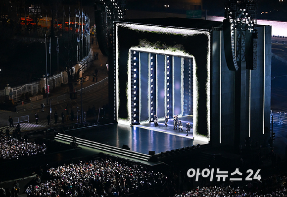 방탄소년단(BTS)이 21일 오후 서울 광화문 광장에서 정규 5집 '아리랑(ARIRANG)' 앨범 발매를 기념해 컴백 무대를 선보이고 있다. [사진=사진공동취재단]