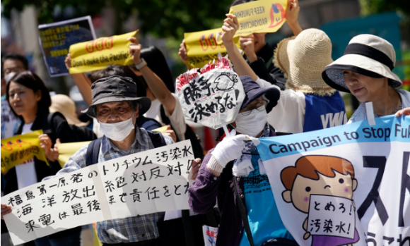 지난달 16일 일본 도쿄에 있는 도쿄전력(TEPCO) 본사 앞에서 시위대가 '오염수 방류 반대' 현수막을 들고 후쿠시마 오염수 방류에 반대하고 있다. 이날 수십 명의 반핵운동가가 쓰나미로 파괴된 후쿠시마 원자력 발전소를 운영하는 도쿄전력 밖에 모여 방사능 오염수 방류 계획 철회를 요구했다. [사진=뉴시스]