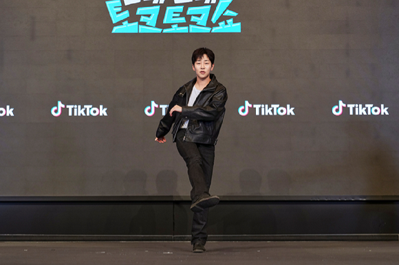 '티키티키 타카타카 토크토크쇼' 제작발표회에 참석한 딘딘 [사진=틱톡 ]