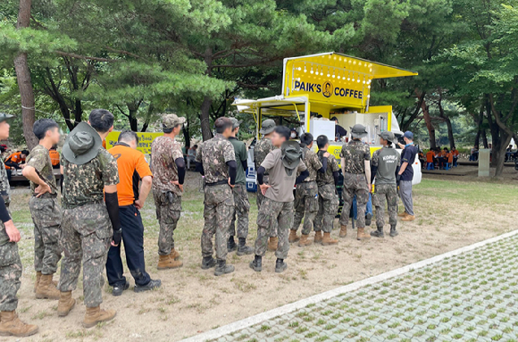 더본코리아가 가평군 수해 복구 현장에 자원봉사자 위한 '빽다방 커피트럭'을 지원했다. [사진=더본코리아]