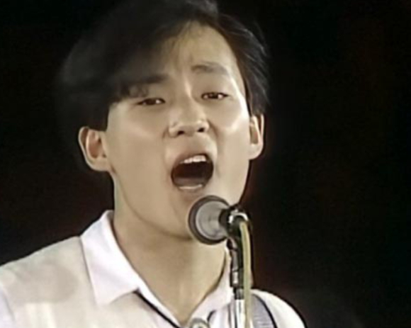 가수 고(故) 신해철의 11주기를 맞아 그의 자녀들이 무대에 올라 아버지에 대한 추모의 뜻을 전했다. 사진은 지난 1988년 '그대에게'를 부르고 있는 신해철. [사진=MBC '대학가요제']