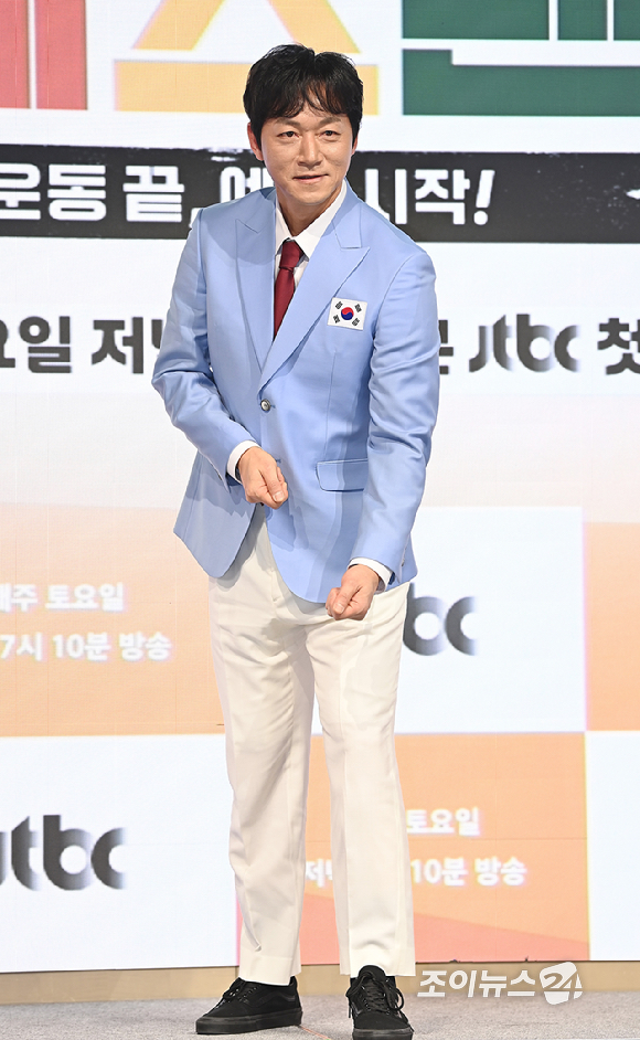 전 축구선수 김남일이 14일 서울 여의도 페어몬트 앰배서더 서울에서 열린 JTBC 신규 예능 '예스맨' 제작발표회에서 포즈를 취하고 있다. [사진=곽영래 기자]