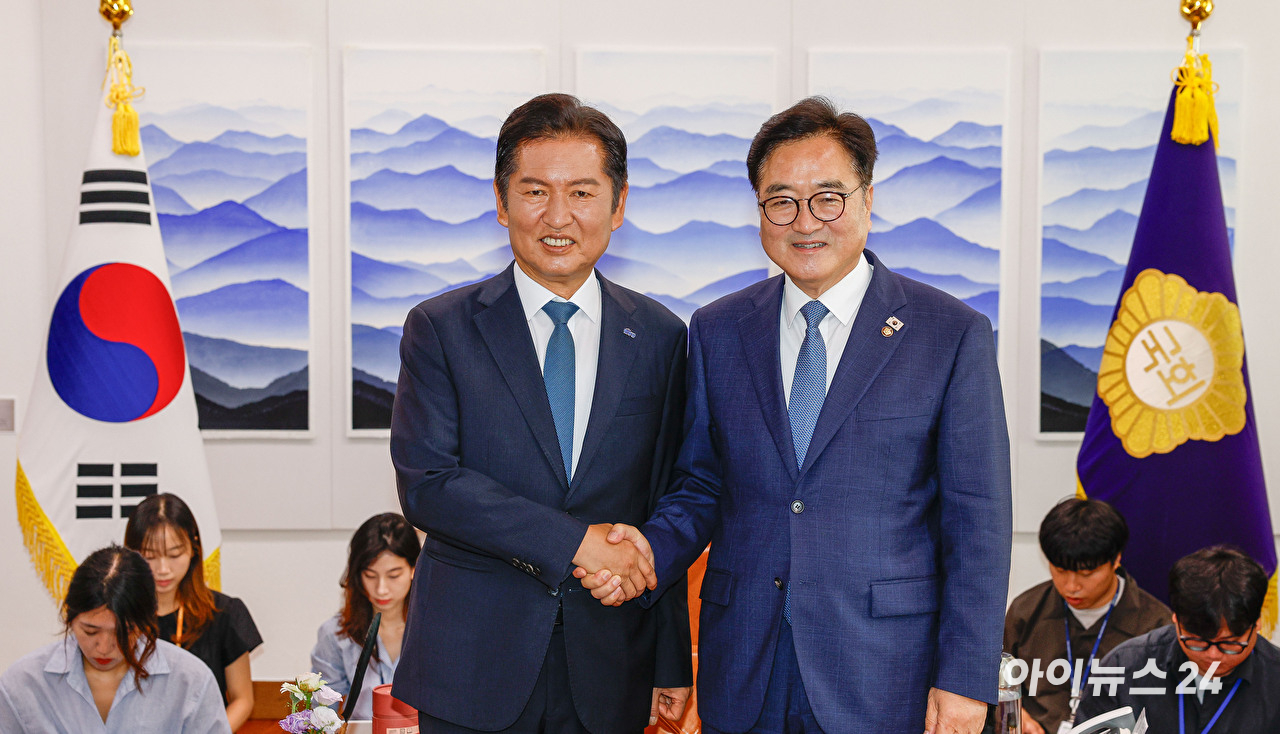 더불어민주당 정청래 신임 대표가 5일 서울 여의도 국회에서 우원식 국회의장을 예방하여 기념촬영을 하고 있다. [사진=곽영래 기자]