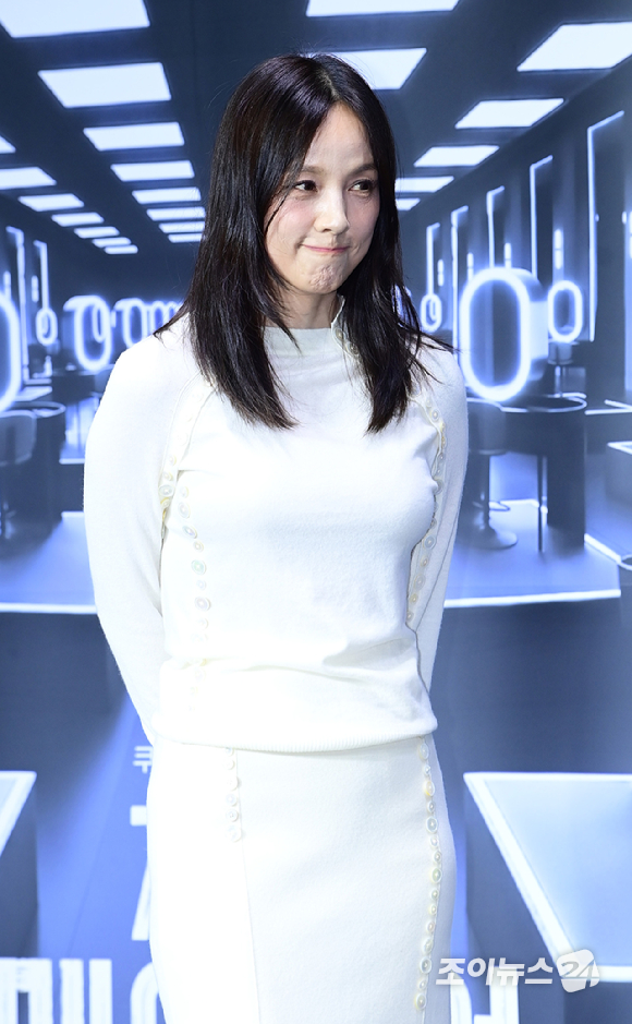 가수 이효리가 1일 서울 광진구 풀만 앰버서더 서울 이스트폴에서 진행된 쿠팡플레이 '저스트 메이크업' 제작발표회에 참석하고 있다. [사진=정소희 기자]