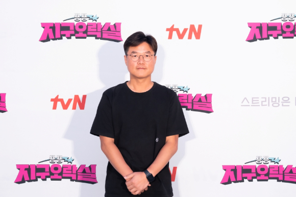 나영석 PD가 20일 온라인으로 진행된 tvN '뿅뿅 지구오락실' 제작발표회에 앞서 포즈를 취하고 있다. [사진=tvN]