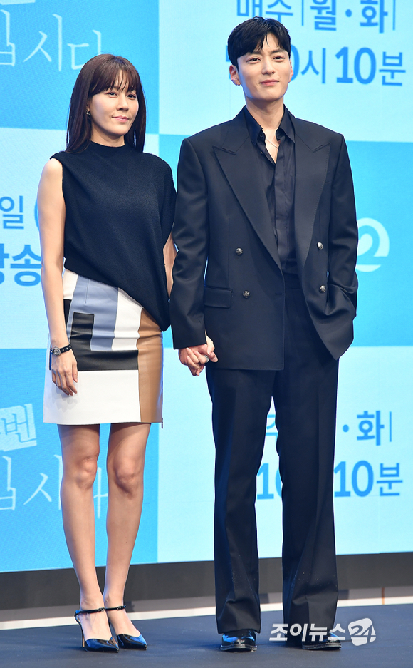 배우 김하늘 장승조가 18일 오후 서울 구로구 더 세인트에서 열린 KBS2 새 월화 '멱살 한번 잡힙시다' 제작발표회에서 포토타임을 갖고 있다. [사진=곽영래 기자]