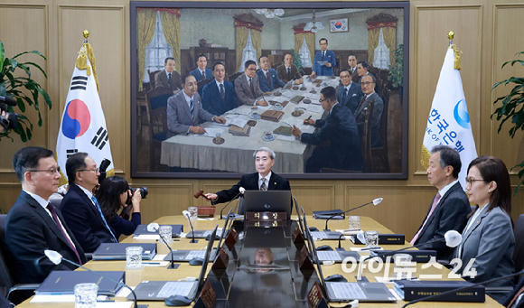 신현송 한국은행 총재가 22일 오전 서울 중구 한국은행에서 열린 금융통화위원회 본회의에 참석해 의사봉을 두드리고 있다. 2026.10.22. [사진=사진공동취재단]