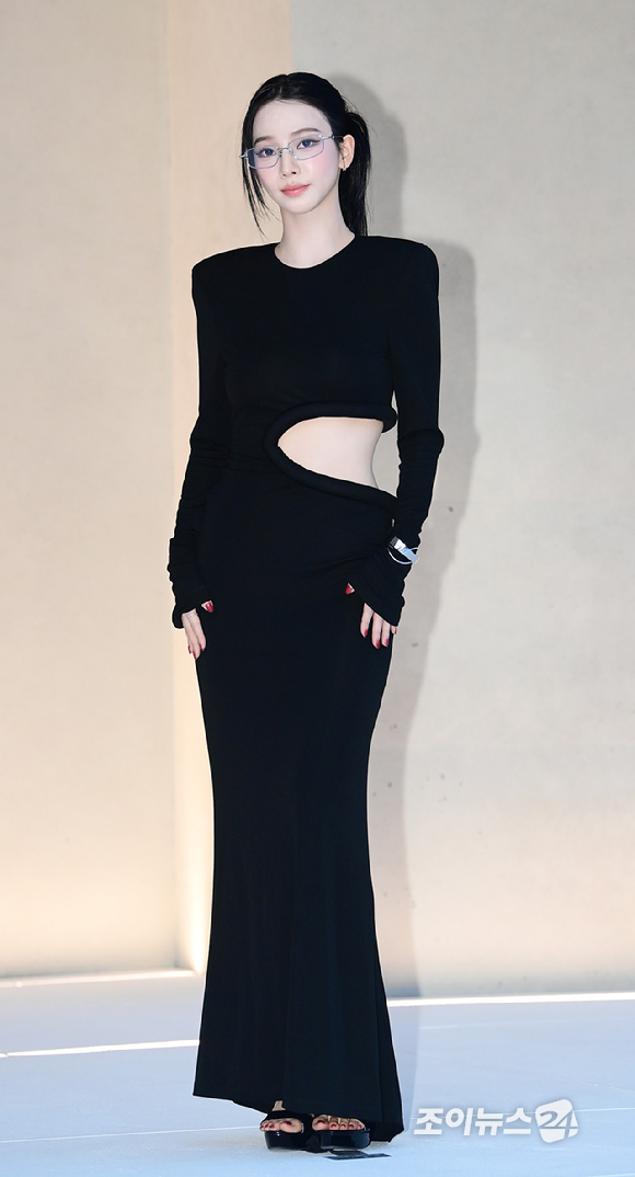 그룹 에스파 카리나가 3일 오후 서울 성동구 하우스 노웨어 서울에서 열린 아이아이컴바인드 신사옥 하우스 노웨어 서울 오픈 기념 포토콜에 참석하고 있다. [사진=정소희 기자]