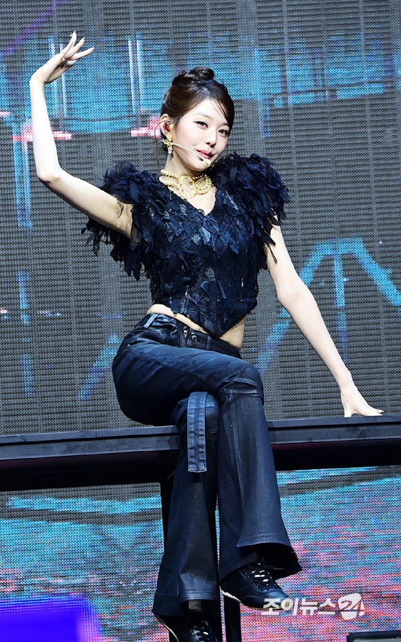 그룹 아이브 장원영이 23일 오후 서울 광진구 광장동 예스24라이브홀에서 열린 아이브(IVE) 정규 2집 '리바이브 플러스'(REVIVE+) 발매 기념 쇼케이스에서 '블랙홀' 무대를 선보이고 있다. [사진=정소희 기자]