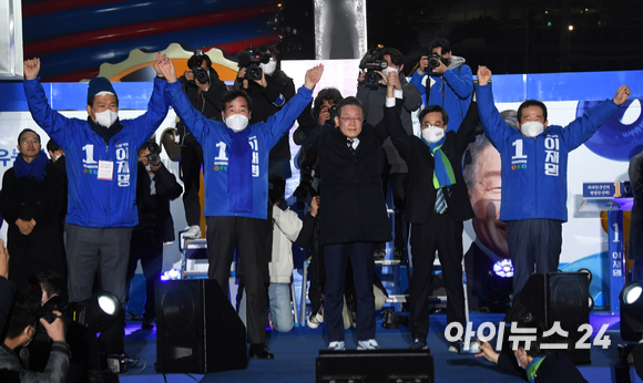 이재명 더불어민주당 대선 후보가 8일 오후 서울 광화문 청계광장에서 열린 '국민의 꿈이 이재명의 꿈입니다' 서울 집중 유세에서 송영길 대표, 이낙연 총괄선대위원장, 김동연 새로운물결 대표, 정세균 전 국무총리 등과 함께 지지 호소를 하고 있다. [사진=국회사진취재단]