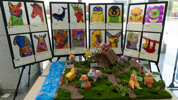삼성전기 사내 어린이집 아이들이 제작한 작품이 전시된 모습. [사진=삼성전기]
