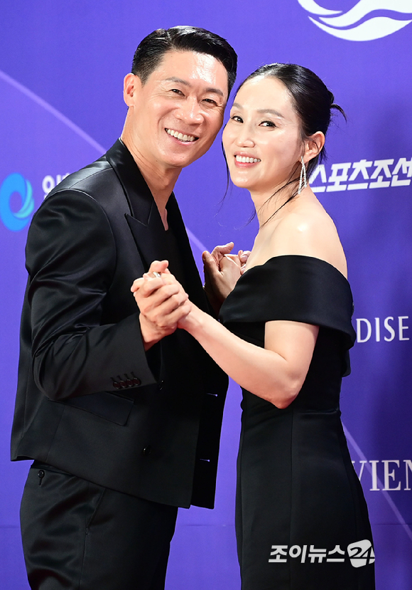 배우 진선규, 박보경 부부가&nbsp;31일 오후&nbsp;인천시 영종구 운서동 파라다이스시티에서 열린&nbsp;제5회 청룡시리즈어워즈&nbsp;레드카펫 행사에 참석하고 있다. [사진=정소희 기자]