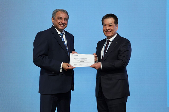 장인화 포스코그룹 회장(오른쪽)이 13일(워싱턴 D.C. 현지시간) 세계철강협회 안전보건 우수사례 공모전 공정안전부문 최고상을 수상하고 있다. [사진=포스코홀딩스]