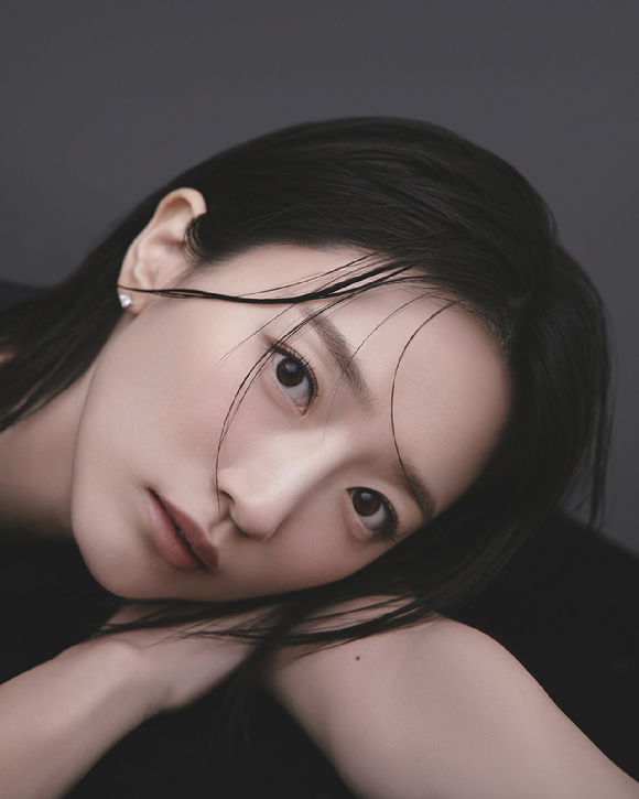 배우 표예진이 프로필 촬영에서 포즈를 취하고 있다. [사진=시크릿이엔티]