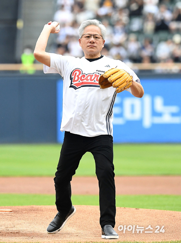젠슨 황 엔비디아 최고경영자(CEO)가 7일 서울 잠실야구장에서 열린 KBO리그 두산과 키움의 경기에서 시구를 하고 있다. [사진=사진공동취재단]