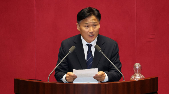 30일 국회 본회의에서 행정안전위원장으로 선출된 더불어민주당 김영진 의원이 당선 인사를 하고 있다. [사진=연합뉴스]