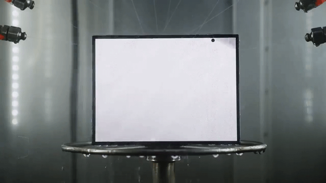 20만번 접고 펴는 테스트를 받는 갤럭시Z 트라이폴드. [사진=삼성전자 유튜브 캡처]