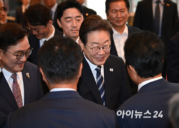 이재명 대통령이 26일 서울 여의도 국회에서 열린 추가경정예산안 시정연설을 위해 들어서며 우원식 국회의장과 인사하고 있다. [사진=곽영래 기자]