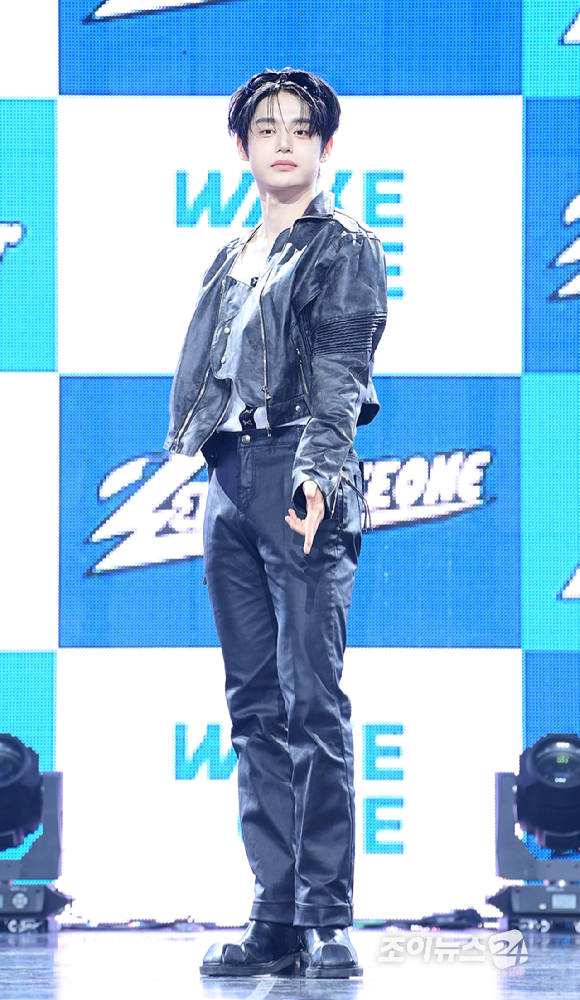 그룹 제로베이스원 김지웅이 1일 오후 서울 용산구 한남 블루스퀘어에서 열린 제로베이스원(ZEROBASEONE) 정규 1집 '네버 세이 네버(NEVER SAY NEVER)' 쇼케이스에 참석하고 있다. [사진=정소희 기자]