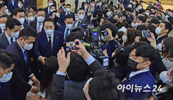 윤석열 대통령이 25일 국회에서 2023년도 정부 예산안에 대한 시정연설을 마친 뒤 취재진들과 인사를 나누고 있다. [사진=김성진 기자]