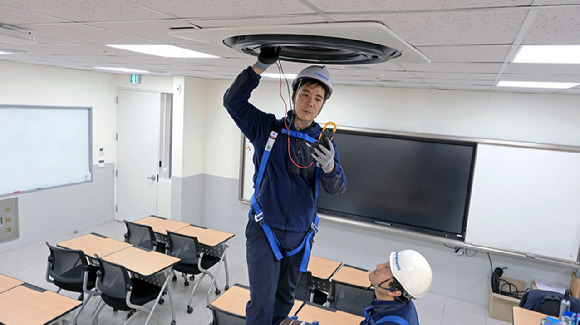 삼성전자서비스 직원이 수능 시험장 에어컨을 점검하는 모습. [사진=삼성전자서비스]