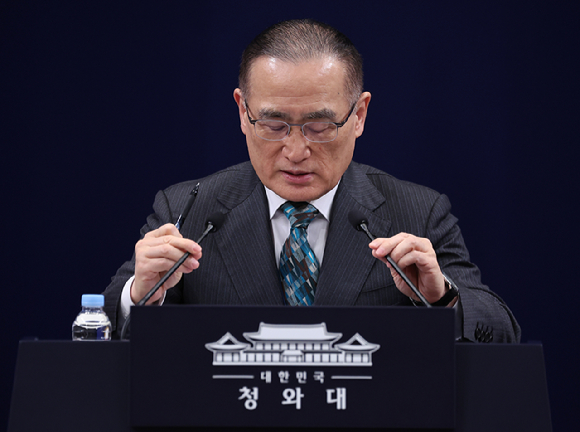 위성락 국가안보실장이 24일 청와대 춘추관에서 미국&middot;캐나다&middot;일본 방문 관련 브리핑을 준비하고 있다. 2025.12.24 [사진=연합뉴스]