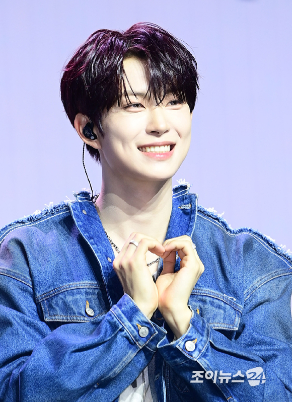 그룹 알파드라이브원 건우가 12일 오후 서울 용산구 블루스퀘어 SOL트래블홀에서 열린 알파드라이브원(ALPHA DRIVE ONE) 첫 번째 데뷔 미니 1집 'EUPHORIA'(유포리아) 발매 기념 쇼케이스에 참석하고 있다. [사진=정소희 기자]