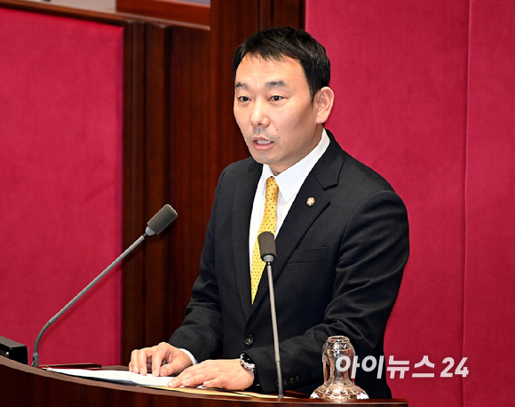 김용민 더불어민주당 의원이 19일 서울 여의도 국회에서 열린 본회의에서 공소청법안(대안) 제안 설명을 하고 있다. [사진=곽영래 기자]