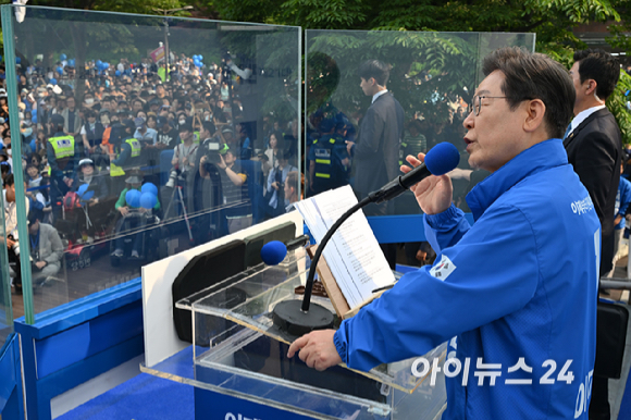 이재명 더불어민주당 대선 후보가 28일 오후 서울 광진구 어린이대공원 앞에서 유세하고 있다. [사진=곽영래 기자]