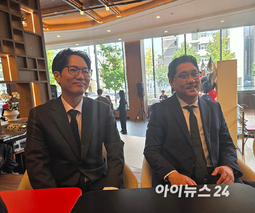 유흥식 트레블로지 강남역삼서울 총지배인(왼쪽)과 이호윤 트레블로지 호텔 아시아 한국총괄이 기자들의 질문에 답하고 있다. [사진=구서윤 기자]