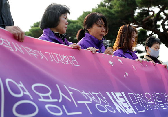 이태원 참사 유가족이 24일 오전 서울 용산구청 앞에서 참사 1주기 기자회견을 열고 발언을 하고 있다. [사진=뉴시스]