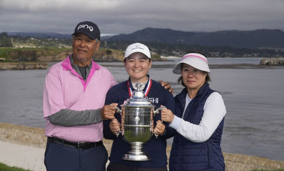 10일(한국시간) 끝난 LPGA 투어 2023 US오픈에서 우승을 차지한 앨리슨 코푸즈(가운데)가 부모님과 함께 기념촬영하고 있다. [사진=뉴시스]