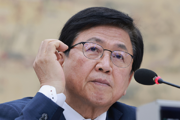 7일 국회 교육위원회에서 열린 교육부, 국가교육위원회 등에 대한 국정감사에서 최교진 교육부 장관이 교육위원 질의를 듣고 있다. [사진=연합뉴스]