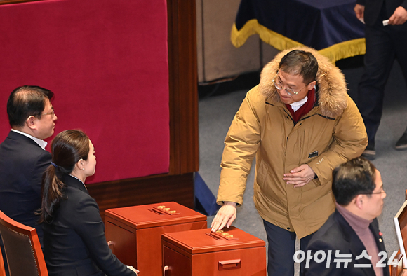 김상욱 국민의힘 의원이 지난 1월 9일 오전 서울 여의도 국회 소통관에서 6·10민주항쟁 국경일 지정 법안 제안 기자회견을 마치고 탈당 권유 관련 질의에 답변하고 있다. [사진=곽영래 기자]