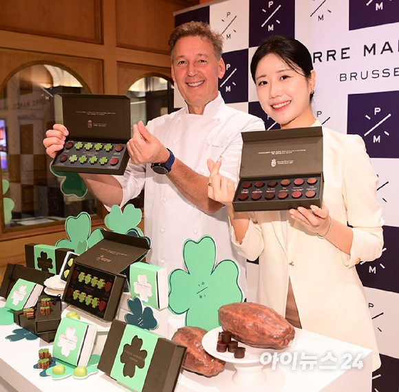 벨기에 초콜릿 브랜드 피에르 마르콜리니(Pierre Marcolini)가 수능을 앞둔 한국 수험생을 위한 시즌 한정 초콜릿 '그랑 클로버 셀렉션'을 출시한 가운데 16일 신세계백화점 강남점 스위트파크 내 피에르 마르콜리니 매장에서 브랜드 파운더 피에르 마르콜리니가 제품을 들고 포즈를 취하고 있다. [사진=정소희 기자]