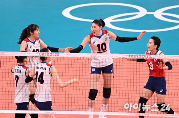 6일 오후 일본 도쿄 아리아케 아레나에서 열린 2020 도쿄올림픽 여자 배구 준결승 대한민국 대 브라질의 경기가 진행됐다. 한국 김연경이 선수들을 격려하고 있다.