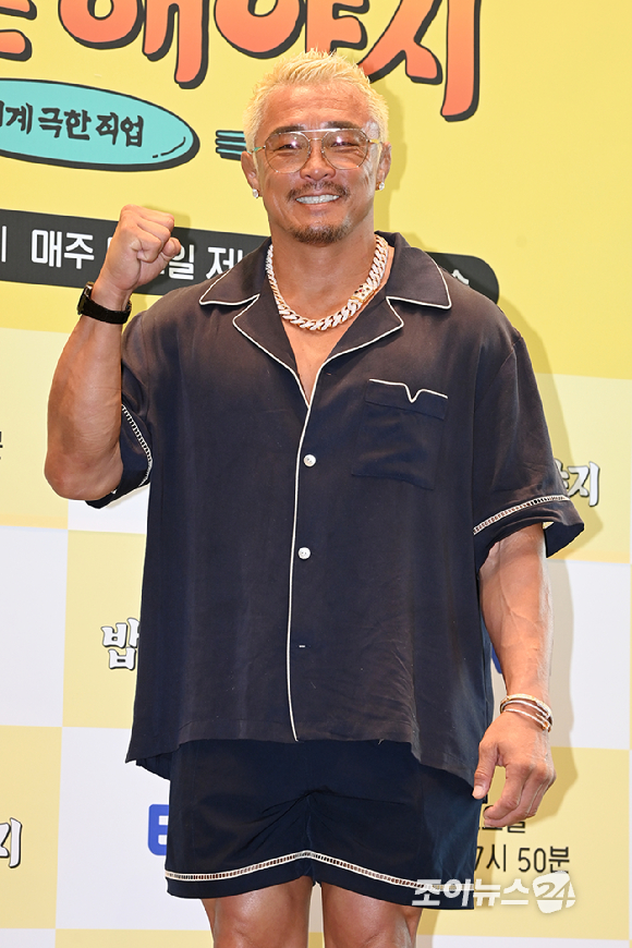 이종격투기 선수 추성훈이 23일 오전 서울 영등포구 여의도동 TwoIFC에서 열린 EBS, ENA 공동제작 '추성훈의 밥값은 해야지' 제작발표회에 참석해 포즈를 취하고 있다. [사진=문수지 기자]