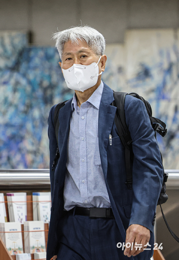 정보통신망법상 명예훼손 등 혐의로 기소된 신학림 전 언론노조 위원장이 9일 오전 서울 서초구 서울중앙지방법원에서 열린 공판에 출석하고 있다. [사진=사진공동취재단]
